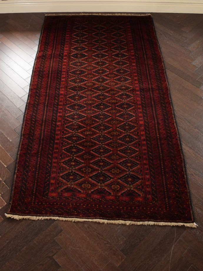 幾何学模様がおしゃれなバルーチの絨毯、ビンテージのトライバルラグ