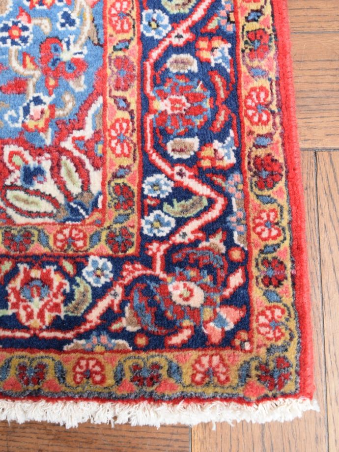 メダリオン模様が美しいビンテージのラグ、サルーク（Saroogh）の