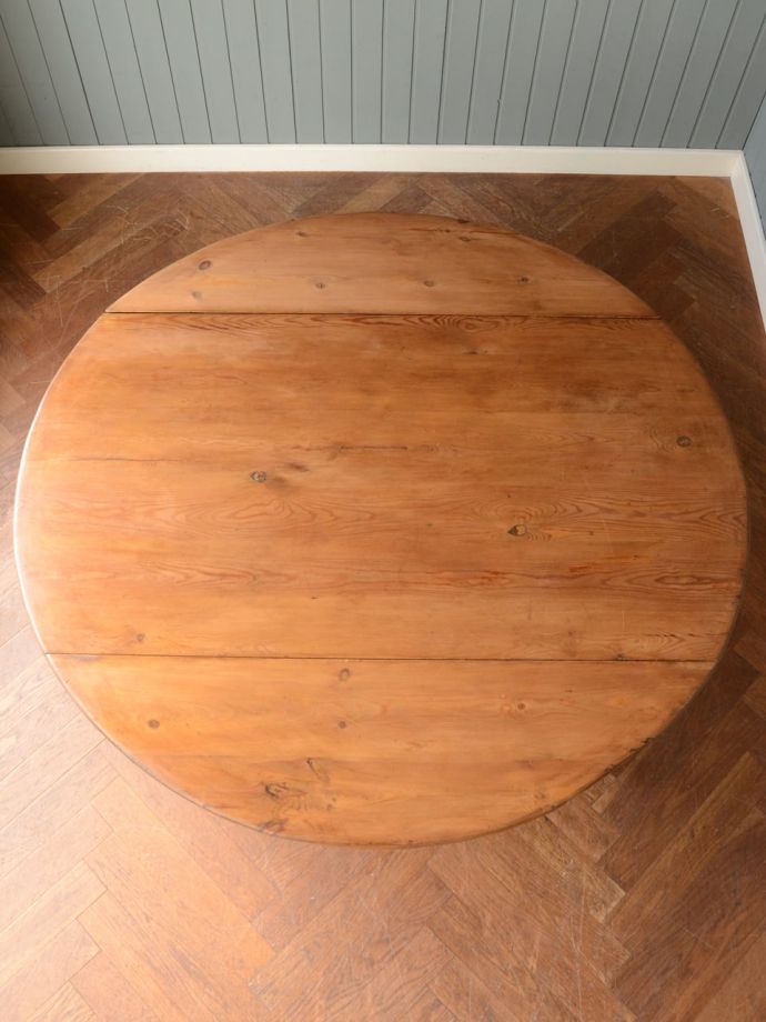 英国アンティークの丸いテーブル、オールドパインのバタフライテーブル