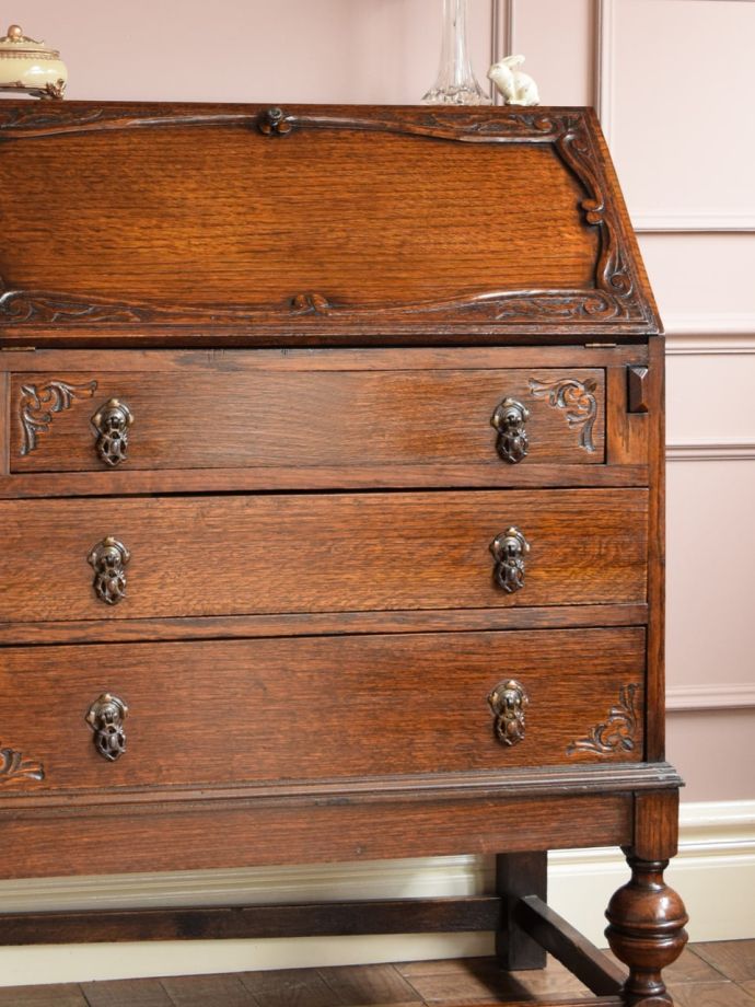 彫刻が美しいライティングビューロー、 英国アンティークの収納付き