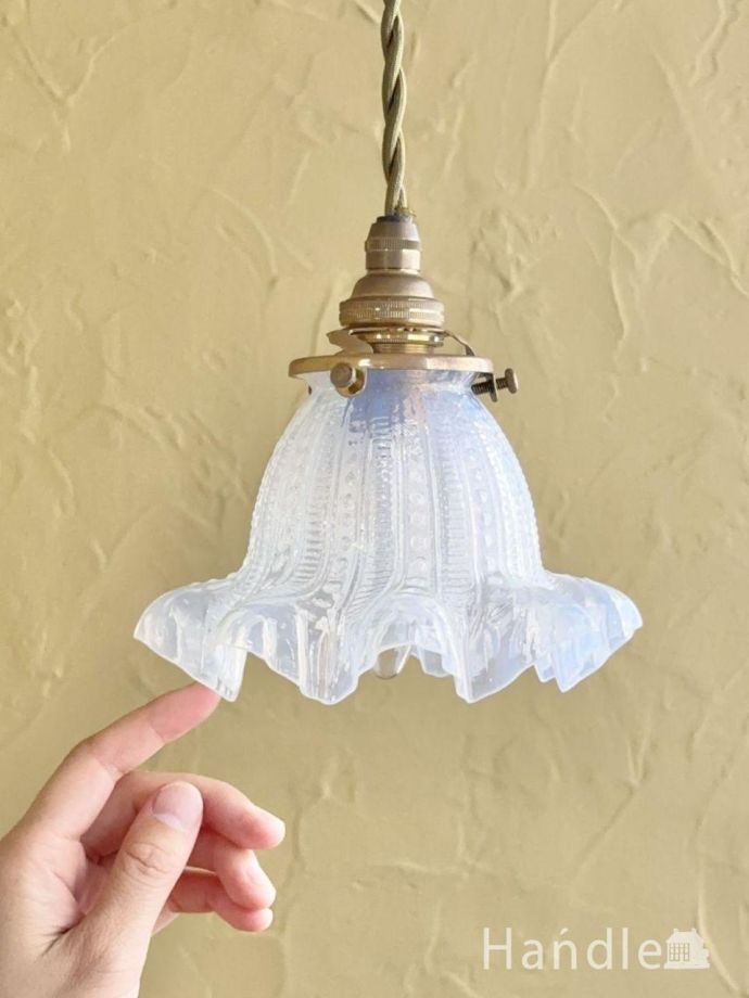 オパールセントガラスが美しいペンダントライト、イギリスから届いた