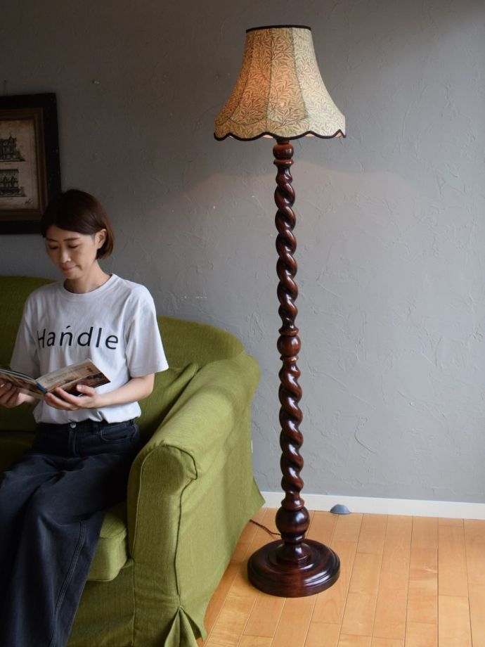 ツイストの支柱がカッコいいアンティークの照明器具、ウィリアムモリス