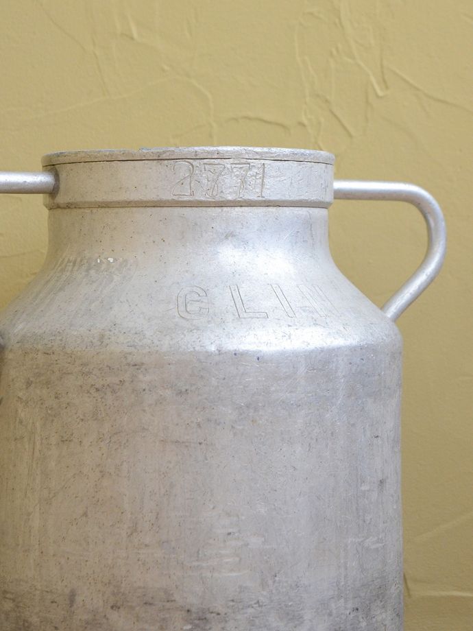 アンティークのおしゃれな器、フランスから届いた牛乳を入れたミルク缶