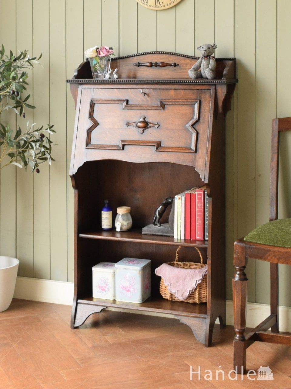 英国アンティークのライティングビューロー、本棚付きのおしゃれな