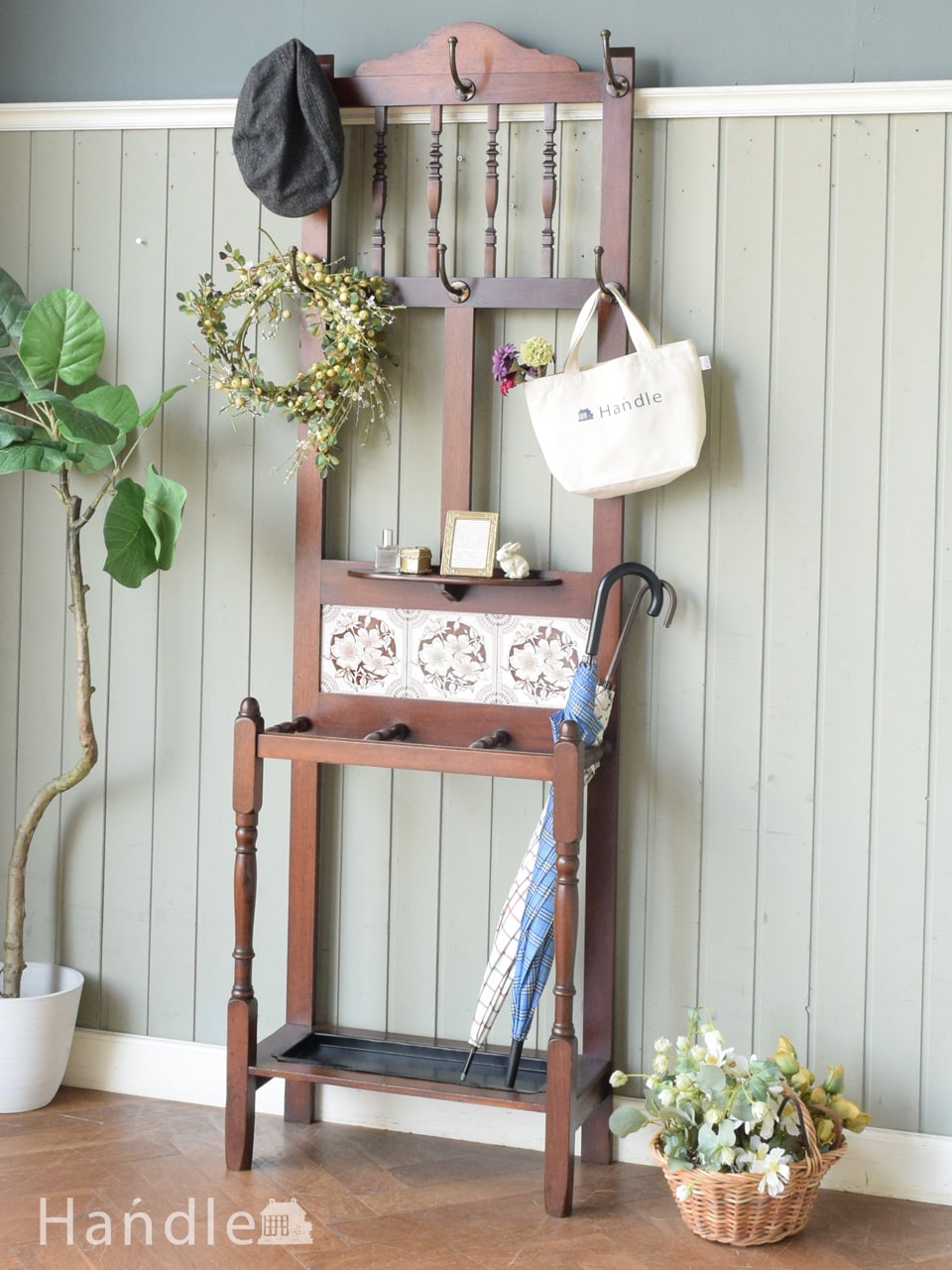 英国アンティークのおしゃれな玄関家具、お花のアンティークタイルが