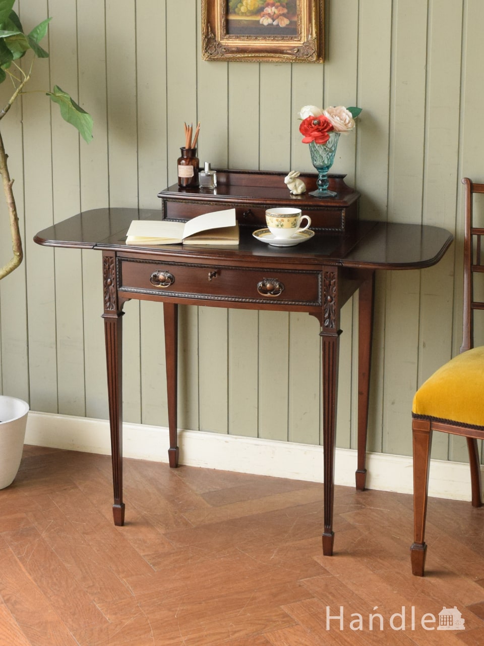 英国アンティークの書斎机、マホガニー材の美しいレディデスク(z-209-f