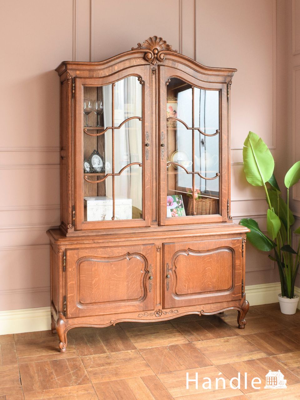 フランスから届いたアンティークの家具、猫足がおしゃれなガラスの