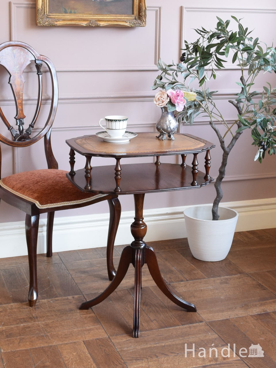 英国アンティークのおしゃれなティーテーブル、トライポット脚のサイド