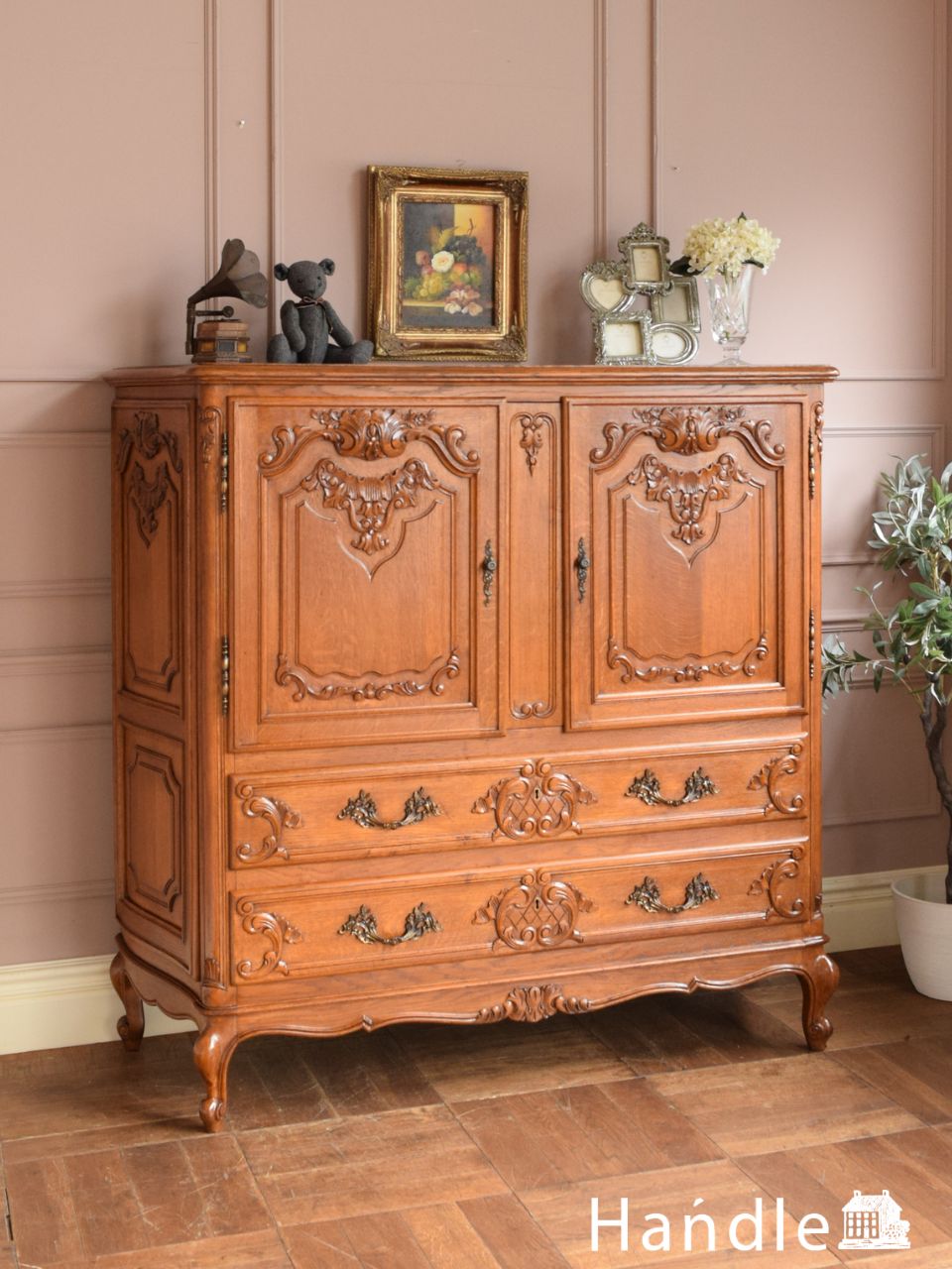 フランスのおしゃれな家具、2トーンカラーのアンティークショップ