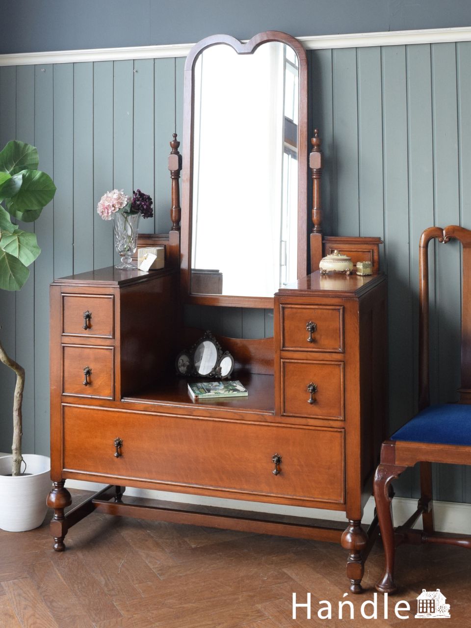 イギリスから届いたアンティークのドレッサー、コンパクトサイズの