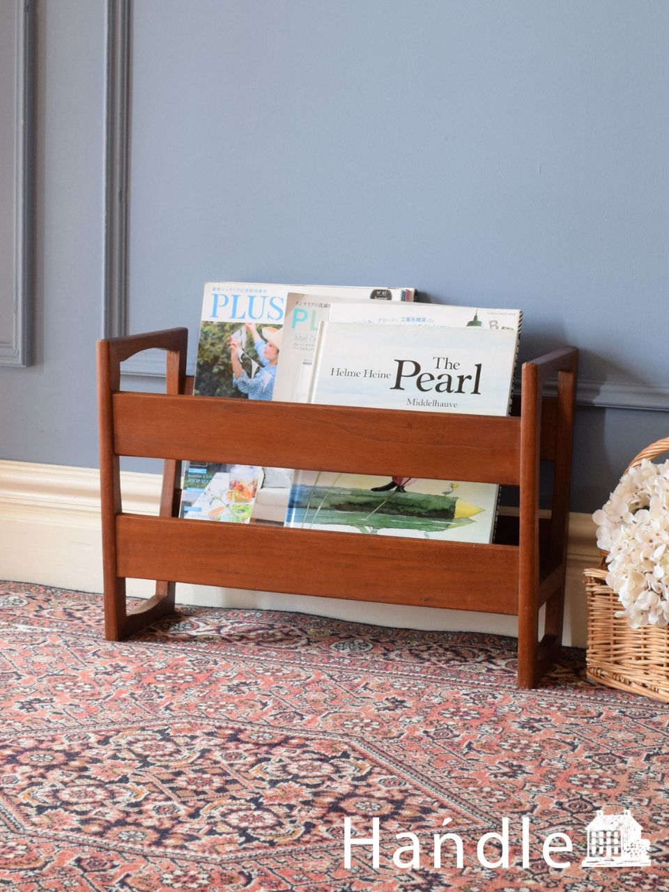 チーク材のおしゃれな雑誌収納家具、北欧スタイルのビンテージマガジン