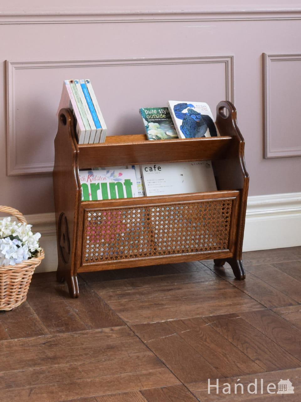 雑誌や新聞の収納、サイドテーブルにもなるアンティークのマガジン