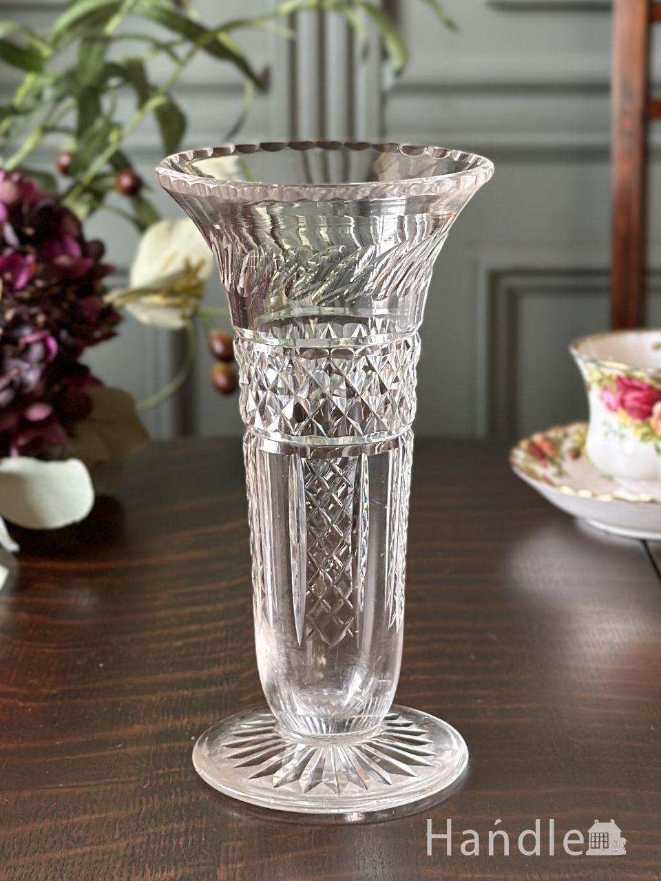 ミルク色のアンティークガラスの花器、真っ白いアンティークガラスが