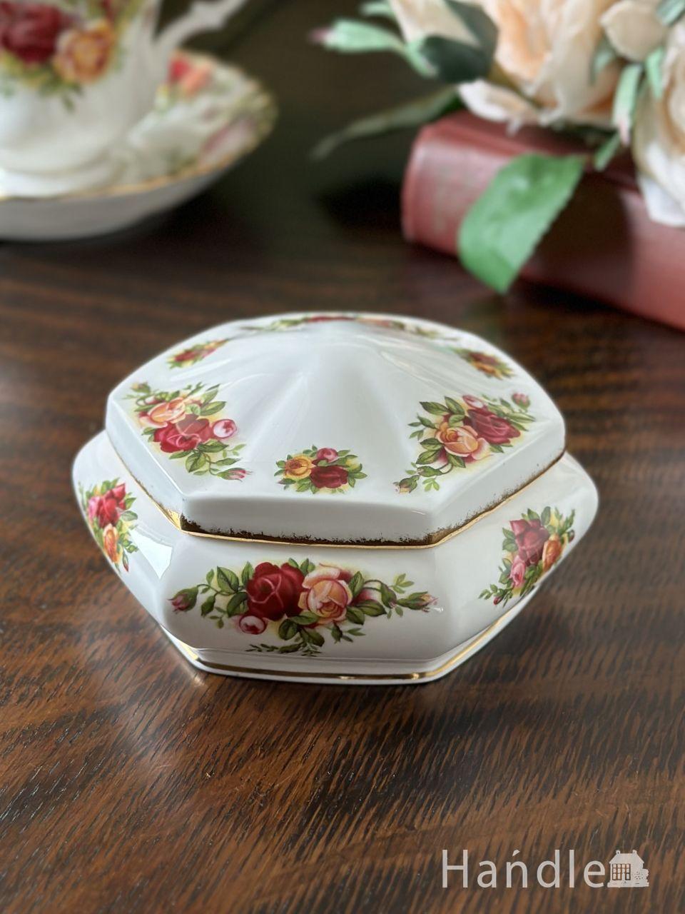 エンジェルの模様が可愛いアンティーク箱、レクタングル型のジュエリー