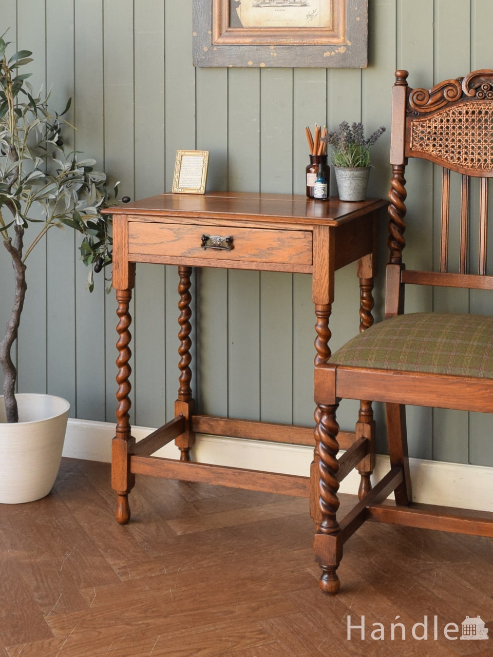 ヴィンテージの北欧インテリア、半月型のコンソールテーブル（サイド