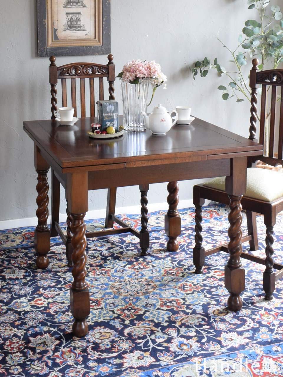 ツイストがおしゃれな伸長式ダイニングテーブル、英国アンティークの