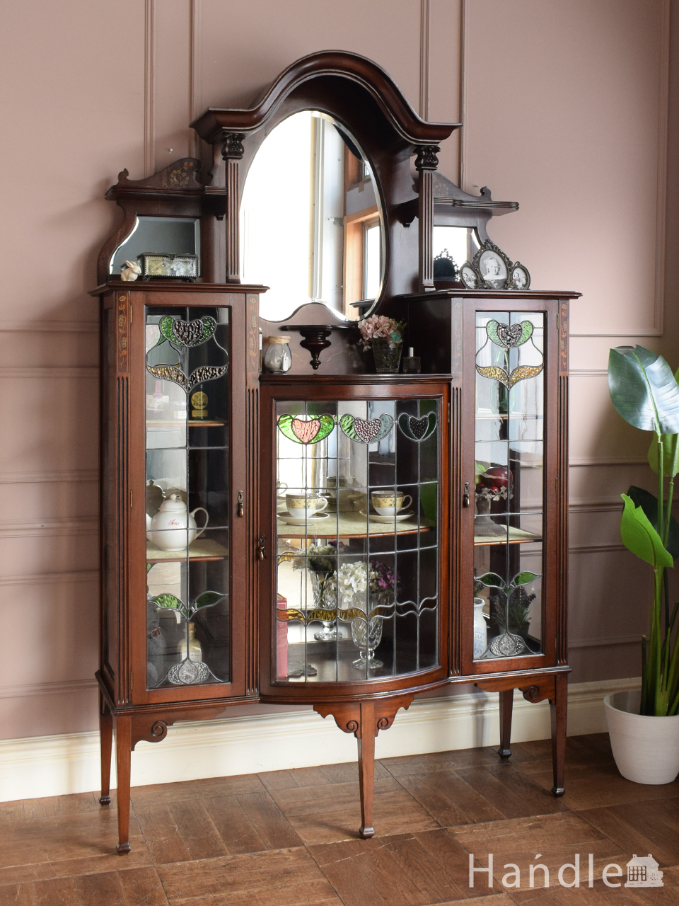 英国アンティークのおしゃれなキャビネット、ハーフムーン型のガラス