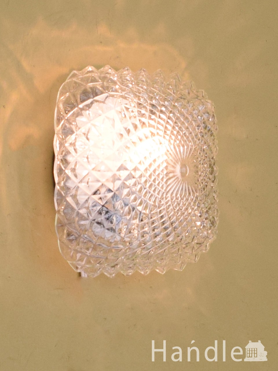 フランスから届いたアンティークの照明、スクエア型の型押しガラスの