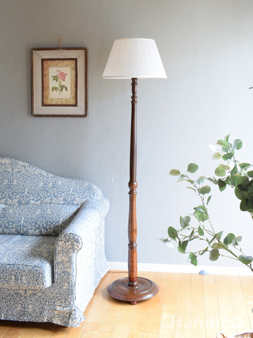 ホワイトスタンドが可愛いアンティーク照明、白いシェードのフロア