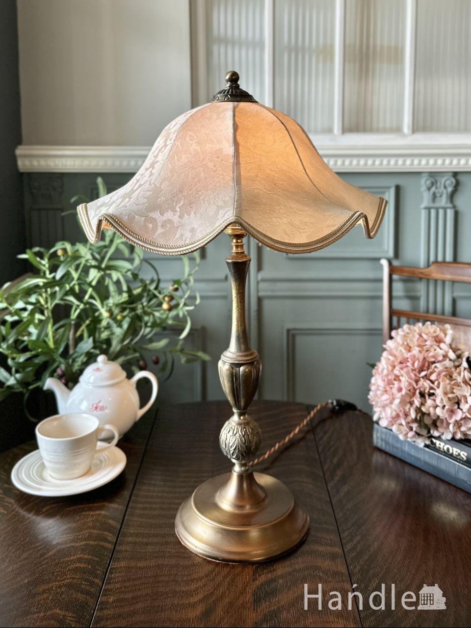 イギリスで見つけた真鍮製のアンティークテーブルランプ(E17・丸球付き