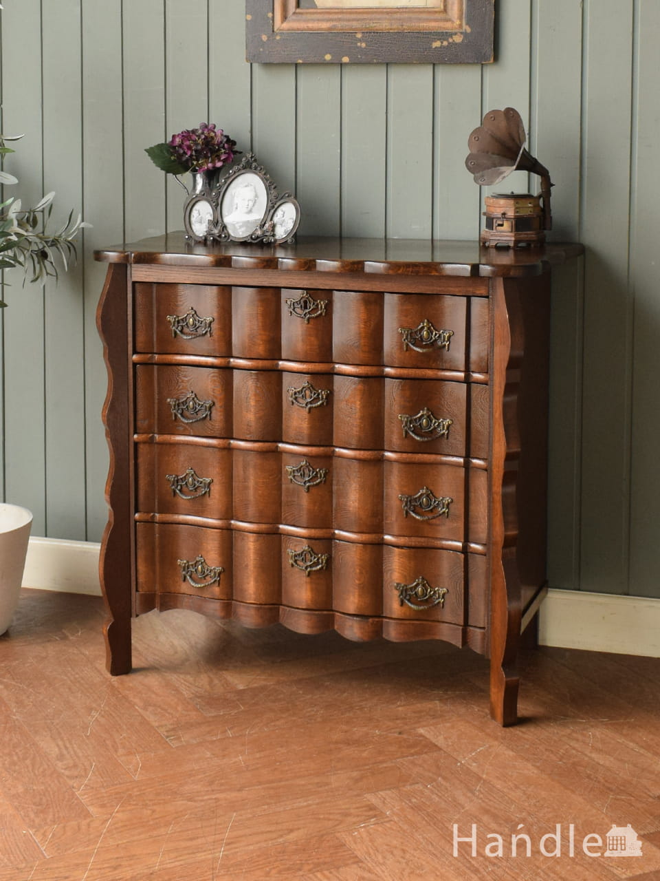 フレンチスタイルのアンティーク家具、マホガニー材の3段チェスト(j