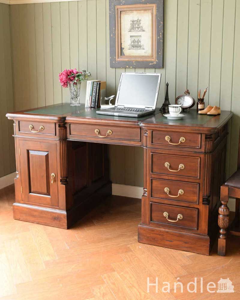 アンティーク家具屋が選んだ、アンティーク風のプレジデントデスク(y