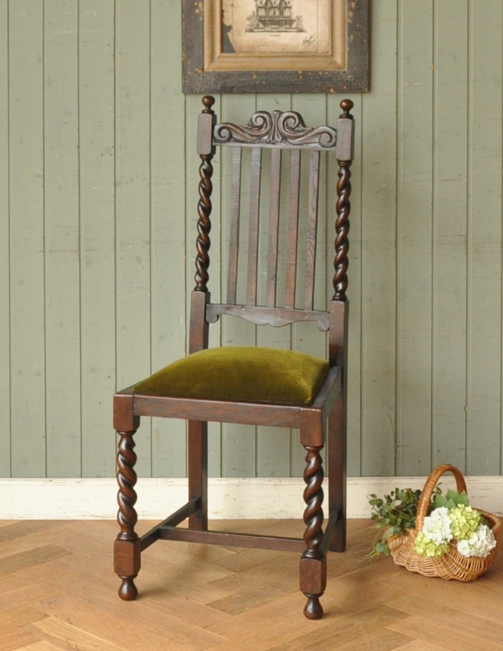 絵になるアンティークのダイニングチェア、彫が美しいサイドチェア(q