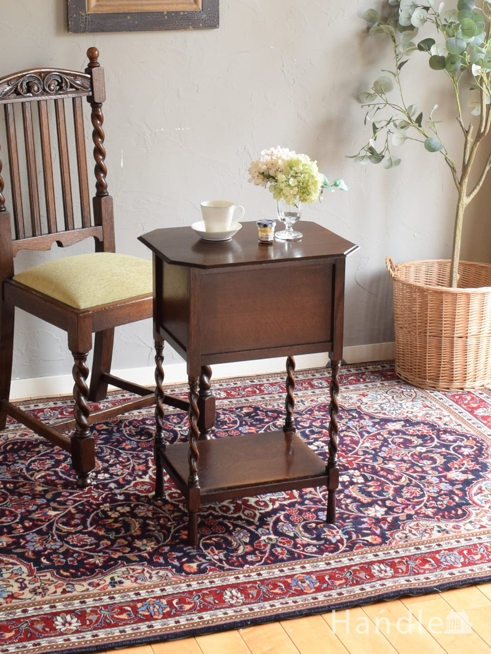 イギリスアンティークのおしゃれなテーブル、アイアン脚の足踏みミシン