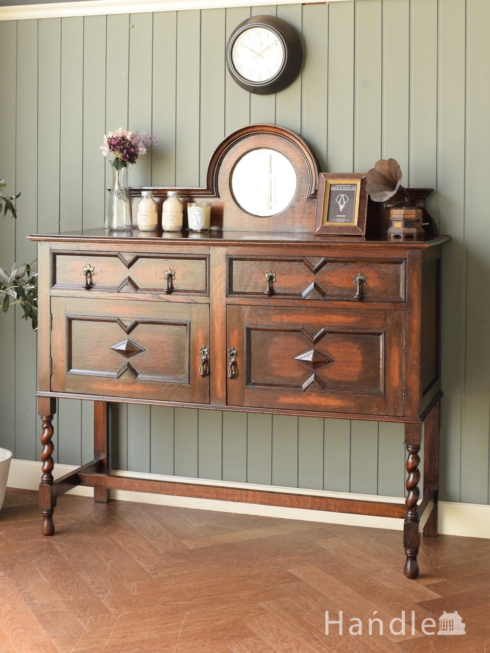 フランスのアンティークキャビネット、彫りが豪華な猫脚のフレンチ