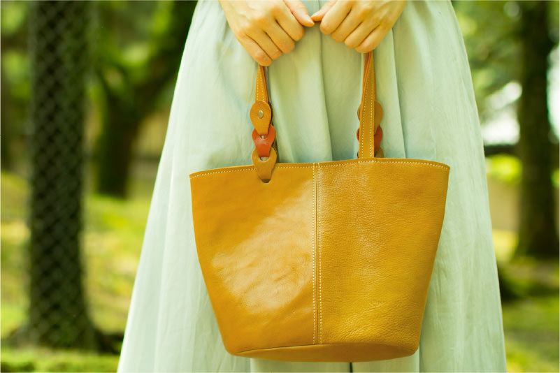 新生活2025 軽さも上質さもあきらめない、心が弾むヌメ革バッグ。