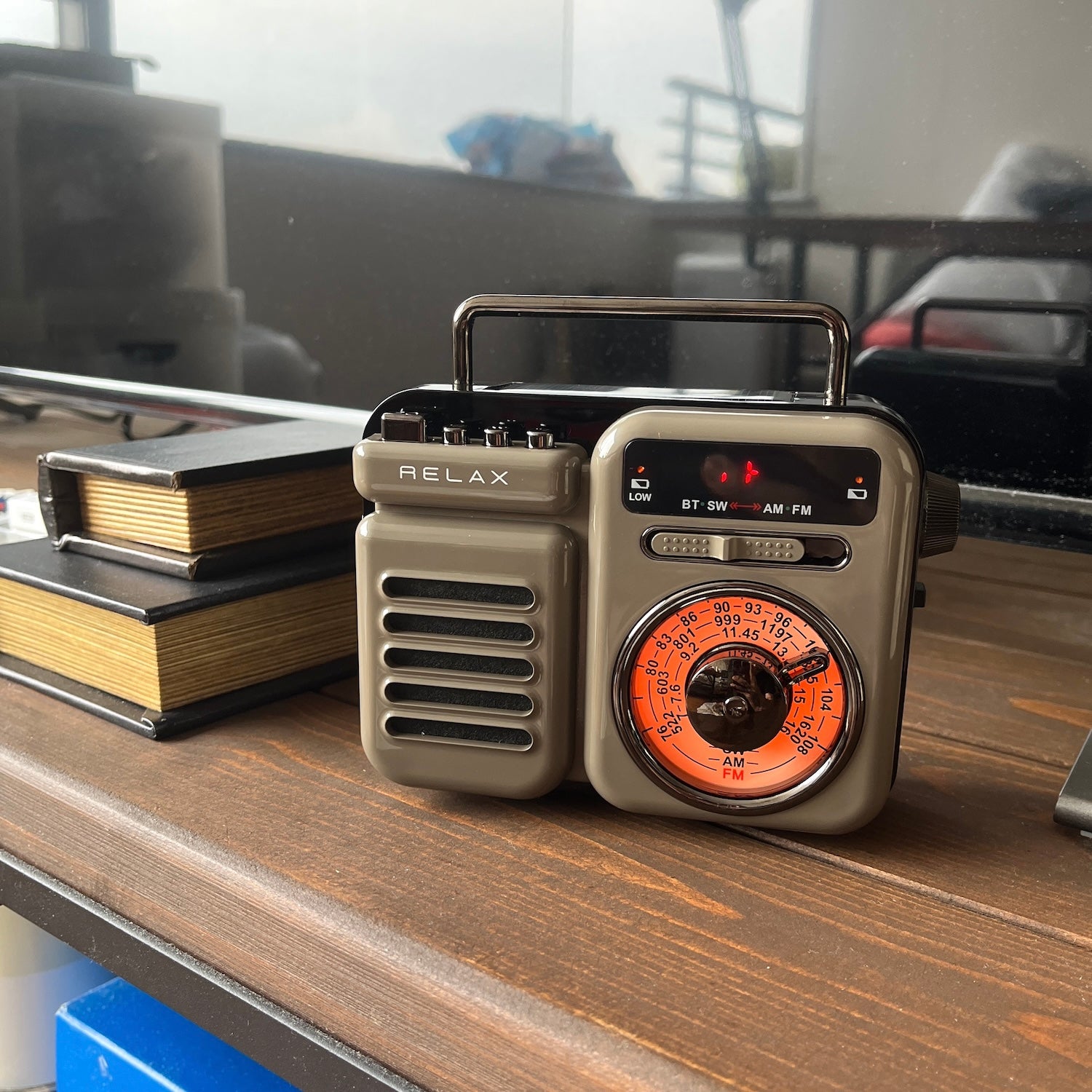 見た目レトロ、機能最新ラジオ – HATCH