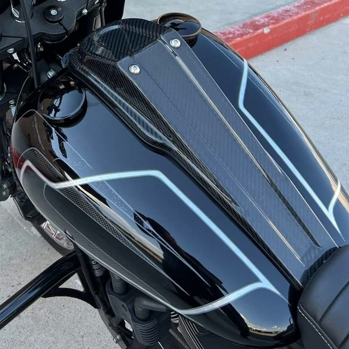 ハーレー FXLR、FXLRS ダッシュカバー(未塗装)/メーターオフセット