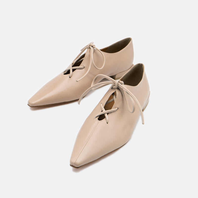 Ivy beige ポインテッド レースアップ フラットシューズ ベージュ