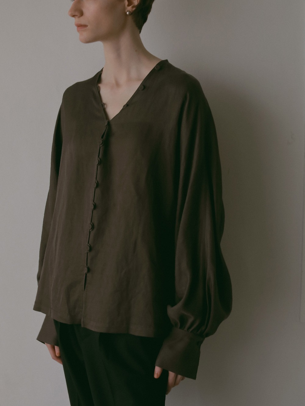 ボタンブラウス | Blouse | HER. Online Store