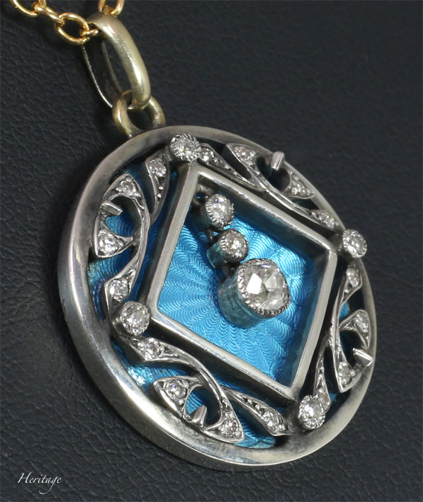 ターコイズブルー・ギロッシュエナメルと揺れるダイヤモンドによる湖畔