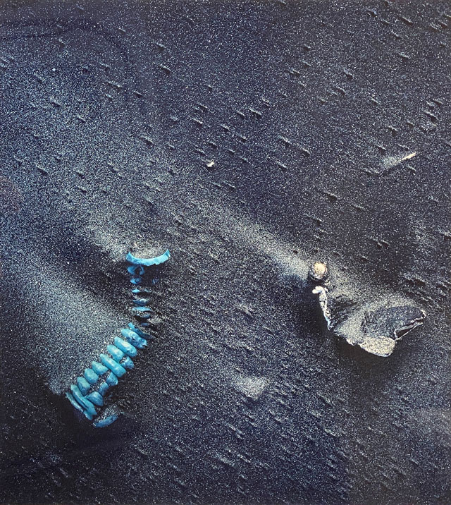 ただのゴミではない。これは文明の境界線——東松照明 「プラスチックス