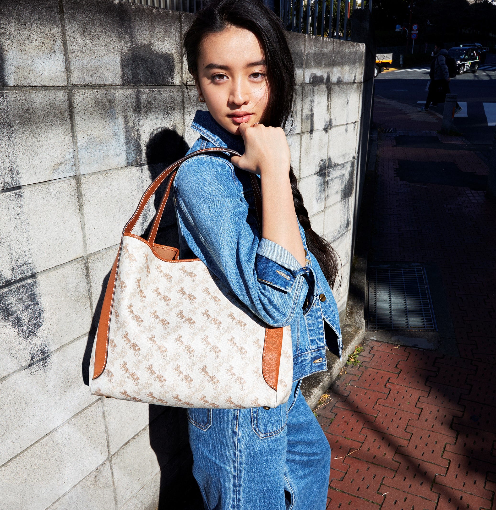 コーチ」の“ホース アンド キャリッジ“と共に、私らしさを導く