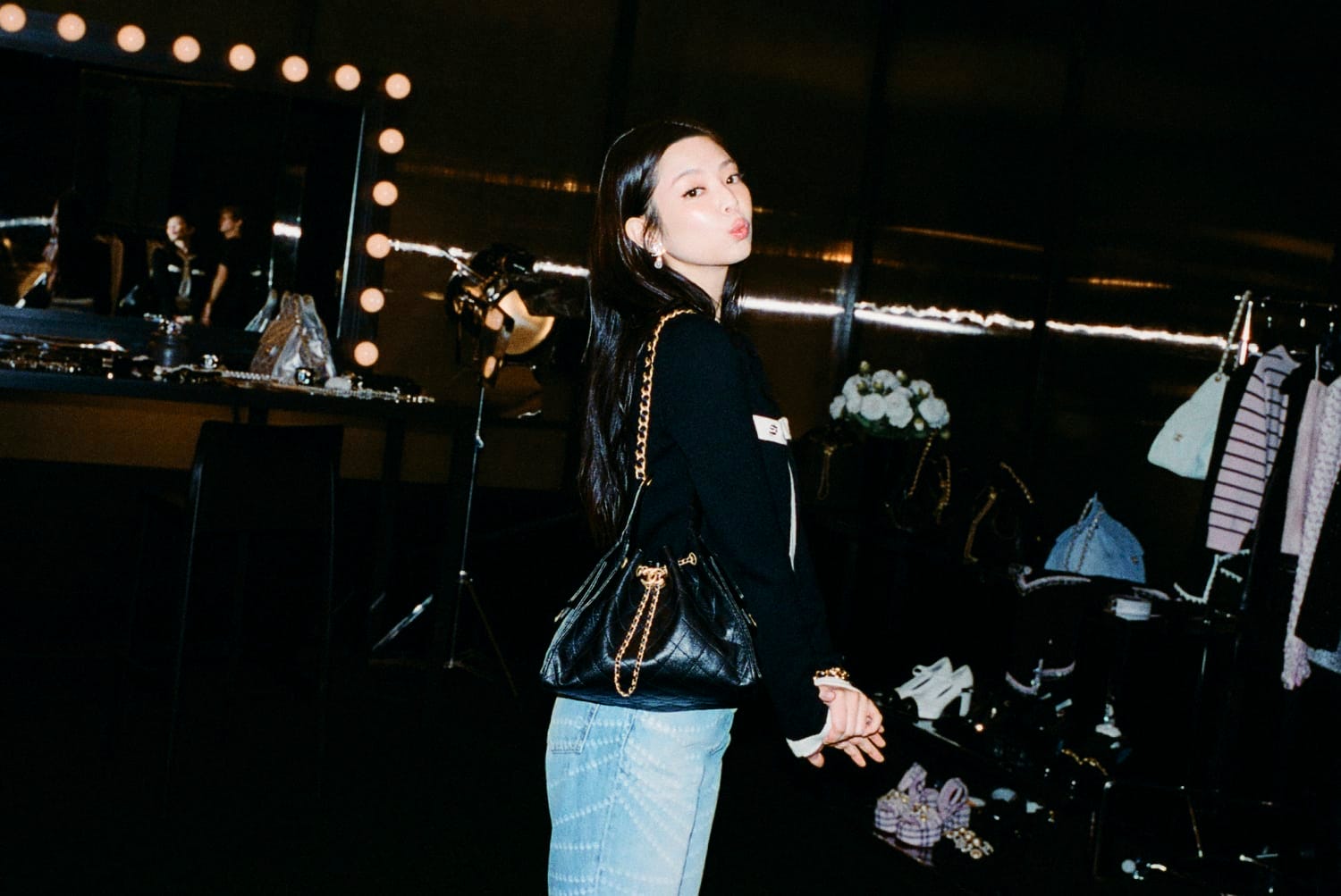 自由を体現！ BLACKPINK ジェニーがシャネルのバッグ「CHANEL 25