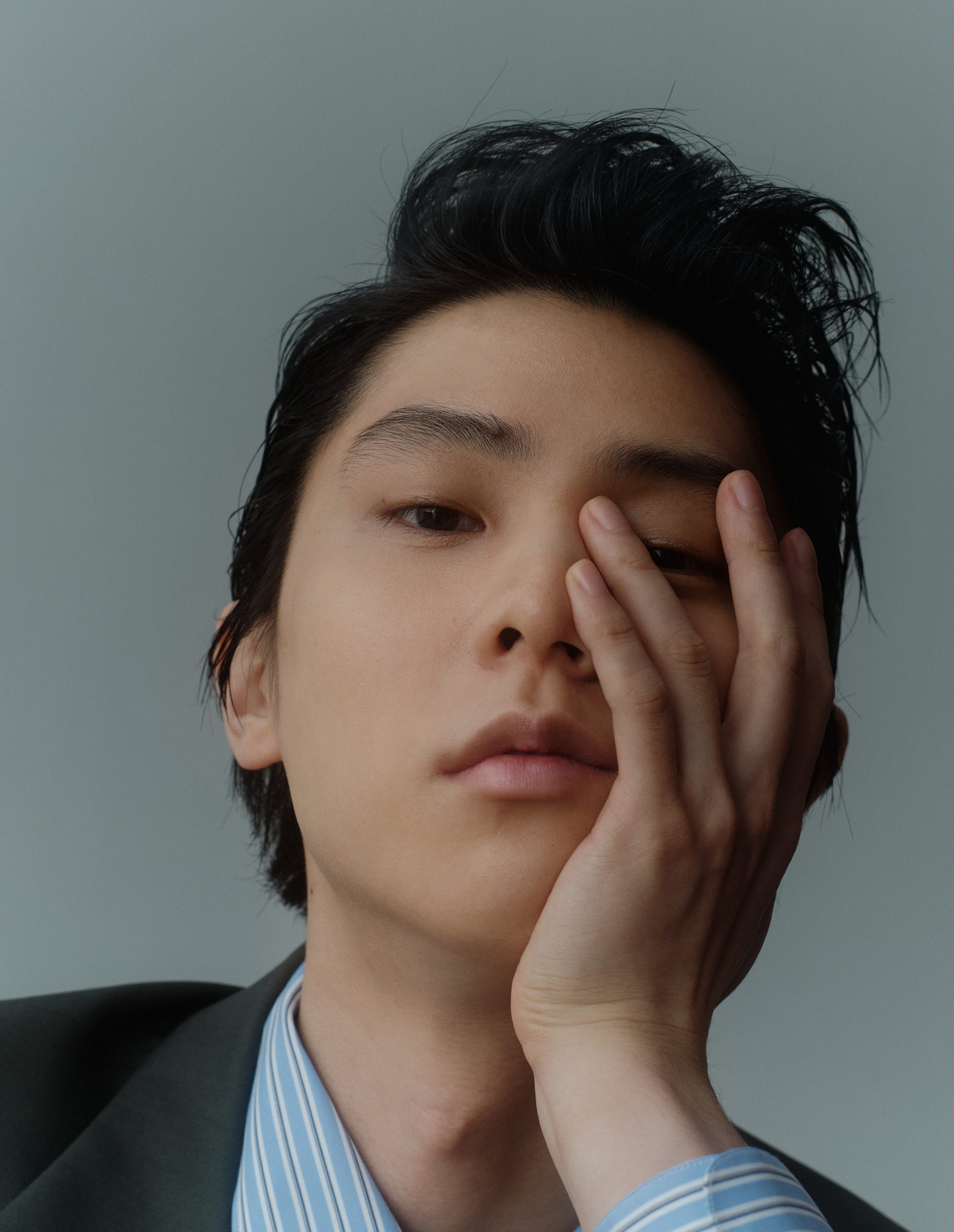 羽生結弦、 モードなポートレート｜ハーパーズ バザー（Harper's