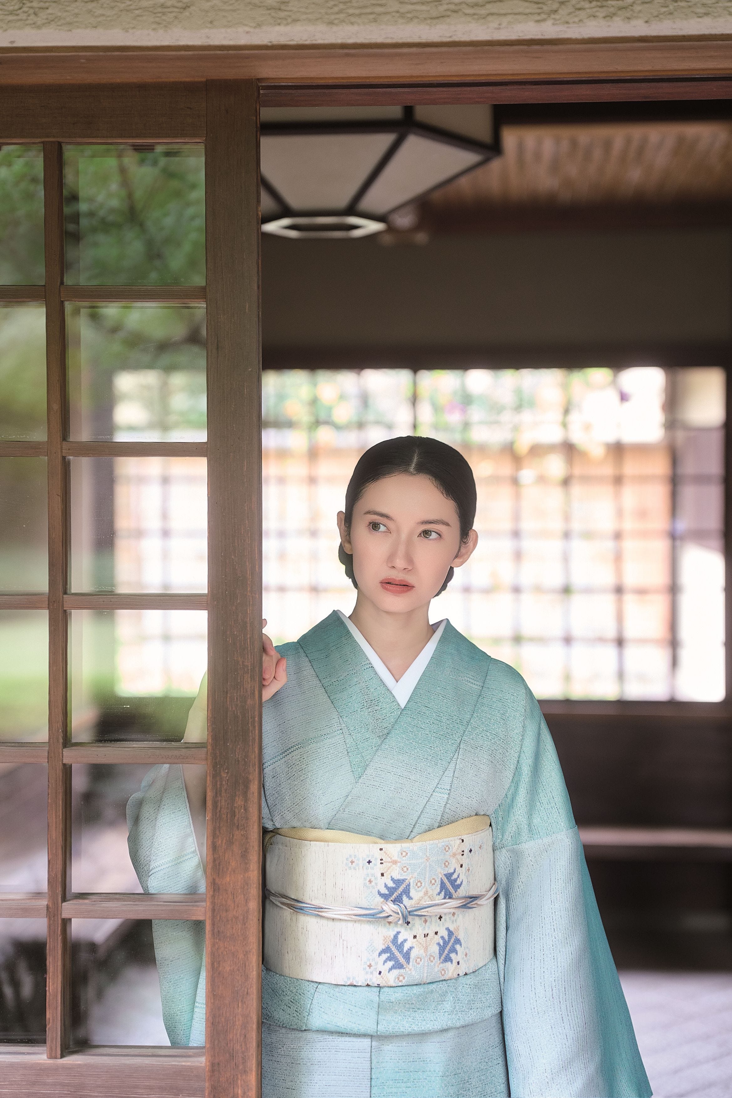 市川紗椰さんがまとう異国布の着物｜豊かに広がる“世界の染織”