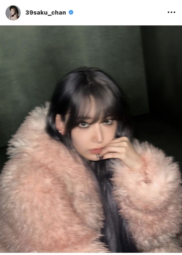 宮脇咲良、ピンクのコートに包まれたオフショットに「ワイルド系も最高