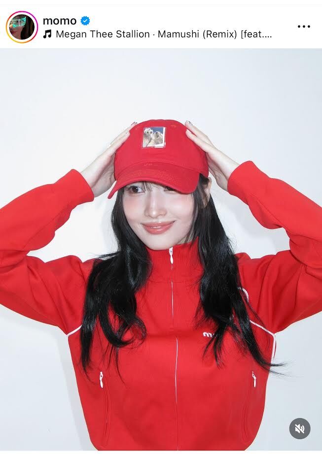 世界一可愛い」TWICE・モモ、ミニスカ×網タイツ！真っ赤な衣装姿