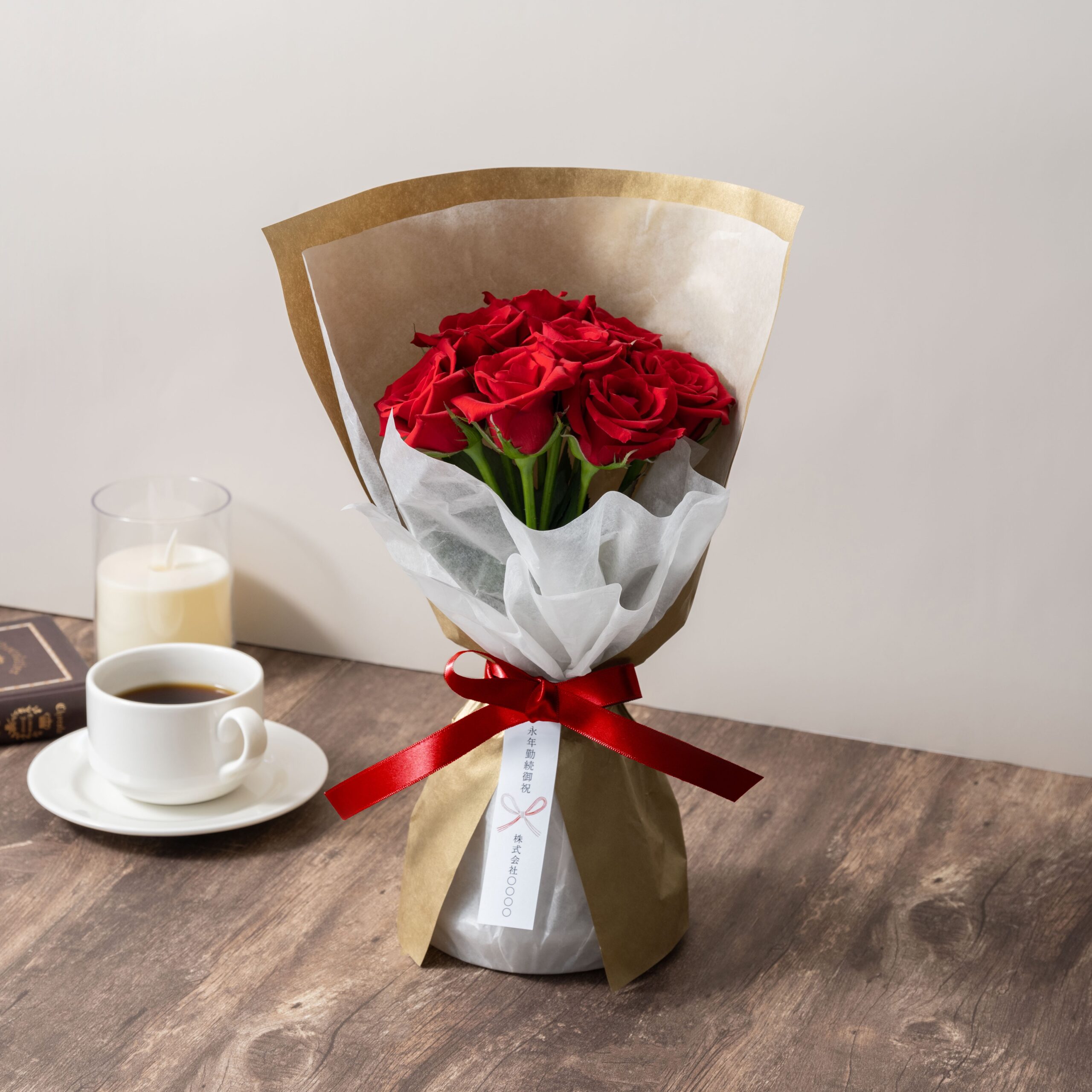 届いた姿でそのまま飾れるスタンディング薔薇ブーケ ルージュ8本