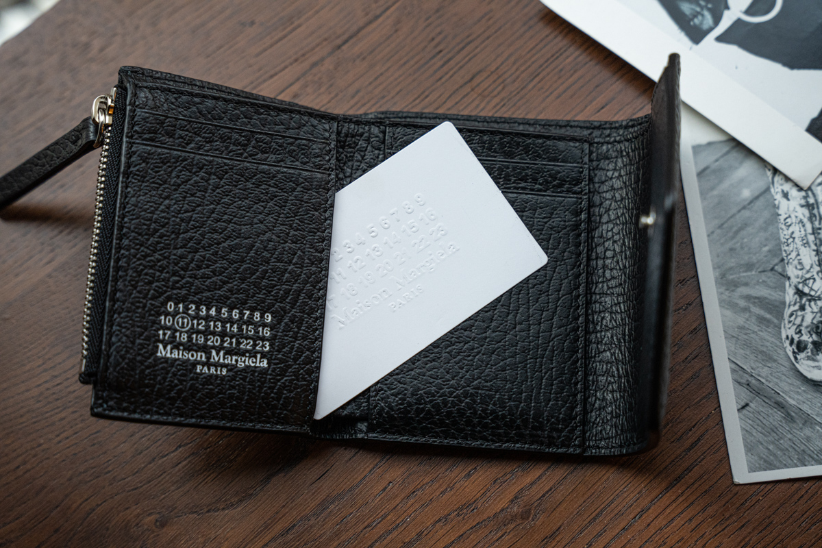 メゾンマルジェラのジップ コンパクト トリフォールド ウォレット