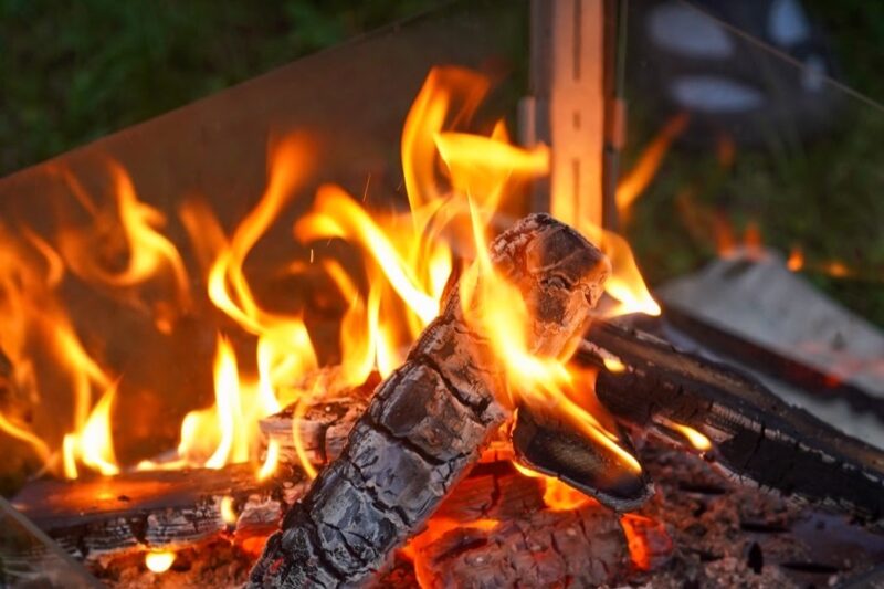 CAMVIL(ケムビル)／クラゲ焚き火台】4面ガラスのスケスケ焚き火台を