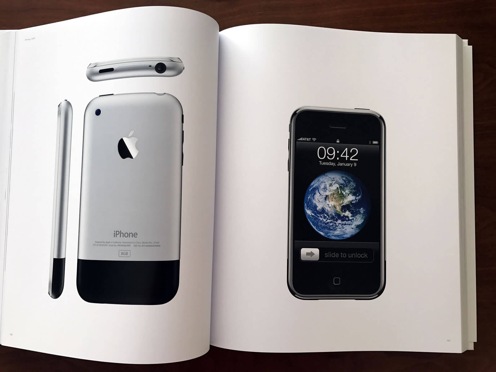 Apple デザインの 20 年間を 450 枚の写真で記録した写真集 「Designed