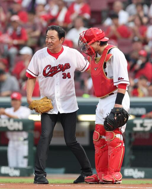 広島ドラ1の139勝左腕 66歳のカープユニ姿に「いつまでも男前