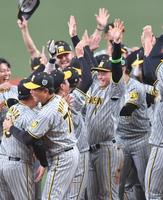 阪神 新人の森下が優秀選手賞で100万円ゲット シリーズ新人記録の7