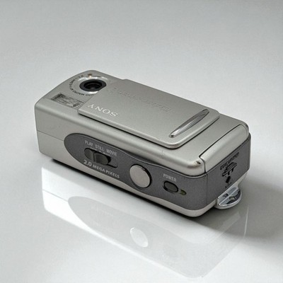 Sony Cyber-shot U DSC-U20 Silver Digital Camera w/Memory Stick 2MP