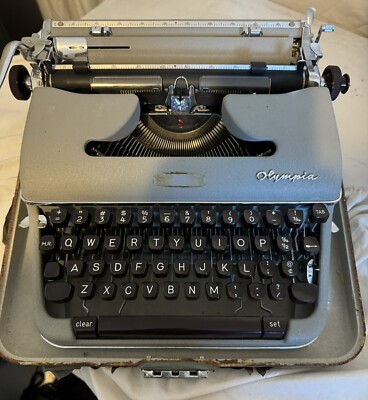 Vintage OLYMPIA SM3 De Luxe Typewriter in Dark Green with Case | eBay